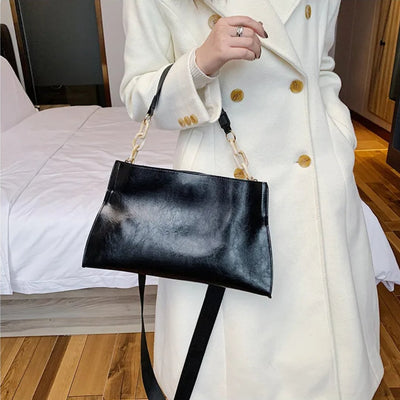 Notoría | Sigrid – Women’s Glossy Chain-Link Handbag – PU Leather – Spacious Interior
