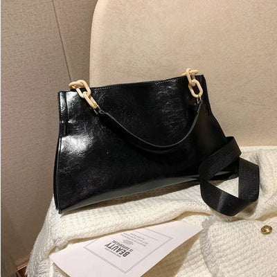 Notoría | Sigrid – Women’s Glossy Chain-Link Handbag – PU Leather – Spacious Interior